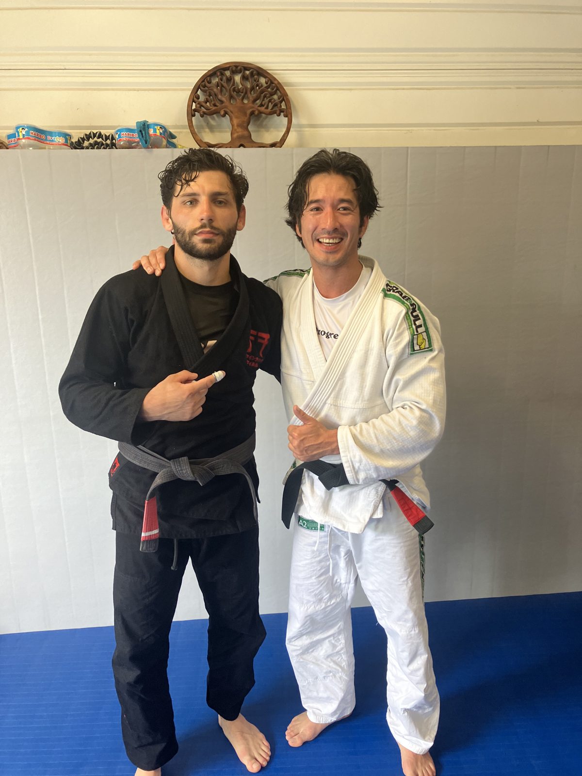 Eric Mazataud sur le tatami avec un partenaire d'entraînement